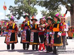 土族服饰哪个生产商好，推荐卓简民族服饰：设计土族服饰