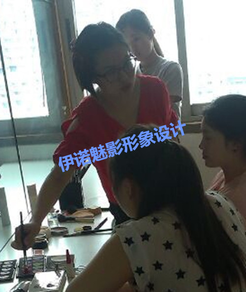 重庆专业化妆培训学校伊诺魅影告诉大家晚睡带来的坏处！