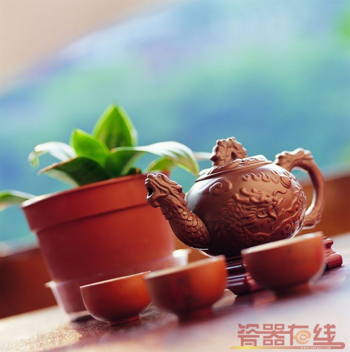 紫砂壶和瓷器茶壶哪个更适宜泡茶？