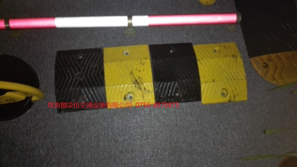 xz珠海劃線施工安裝團(tuán)隊(duì)減速帶標(biāo)志牌護(hù)欄廣角鏡停車場(chǎng)道閘系統(tǒng)