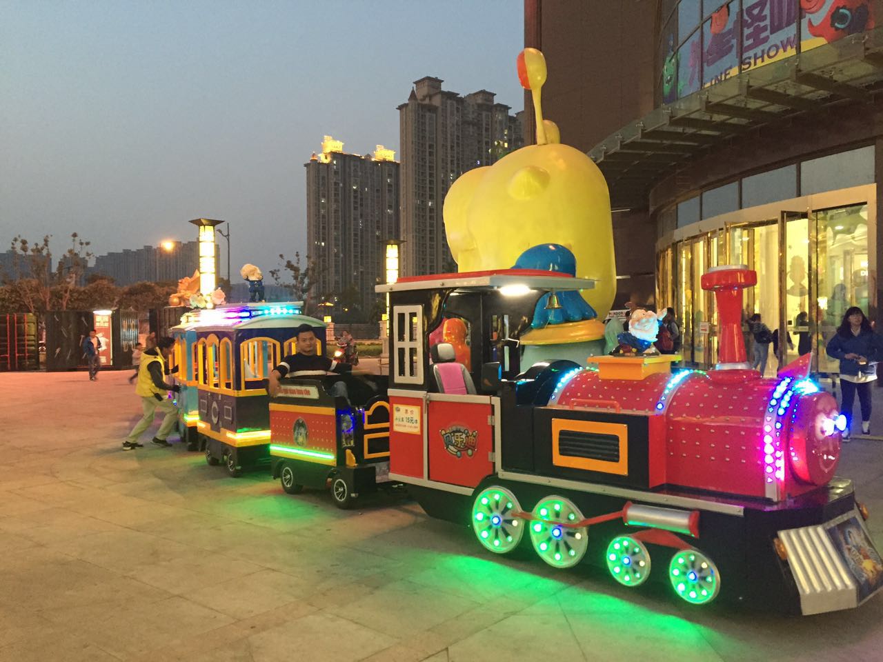 合肥嘉年華展覽道具租賃，無軌小火車出租