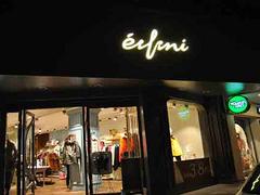 蘇州服裝展示柜專業設計_浙江服裝展示柜專賣