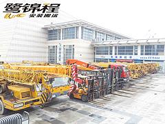服務(wù)好的注塑機搬運哪里有，注塑機吊裝報價