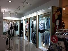 定做服裝展柜來(lái)尚典——恩施服裝展柜制作
