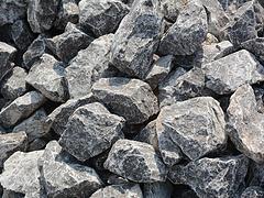 建筑用石灰批發商|山東哪里有供應口碑好的氧化鋁專用石灰