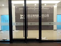 四川價(jià)格劃算的車庫門供應(yīng)：代理手動(dòng)車庫門