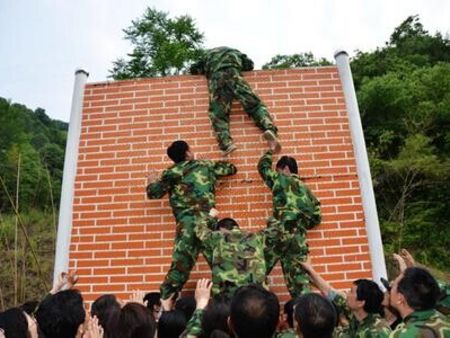 訓練好jd打造好團隊，濟南集結號軍事拓展訓練基地打造{zy1}團隊