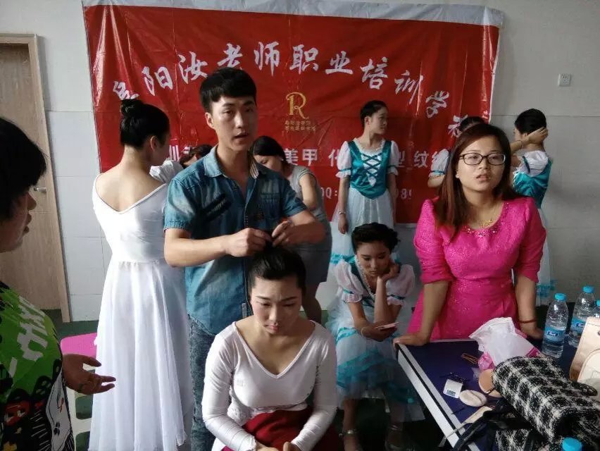 阜陽彩妝培訓 阜陽技術先進的的彩妝學校 選阜陽汝老師化妝學校