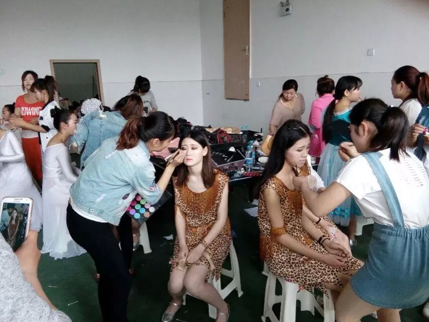 阜陽編發(fā)學(xué)校數(shù)哪家教的zqm的?都說阜陽汝老師化妝學(xué)校教的好