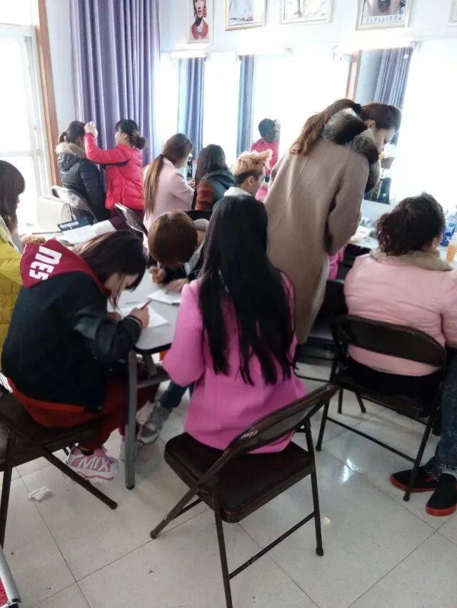 【阜陽汝老師培訓學校】是一家師資深口碑好的化妝學校