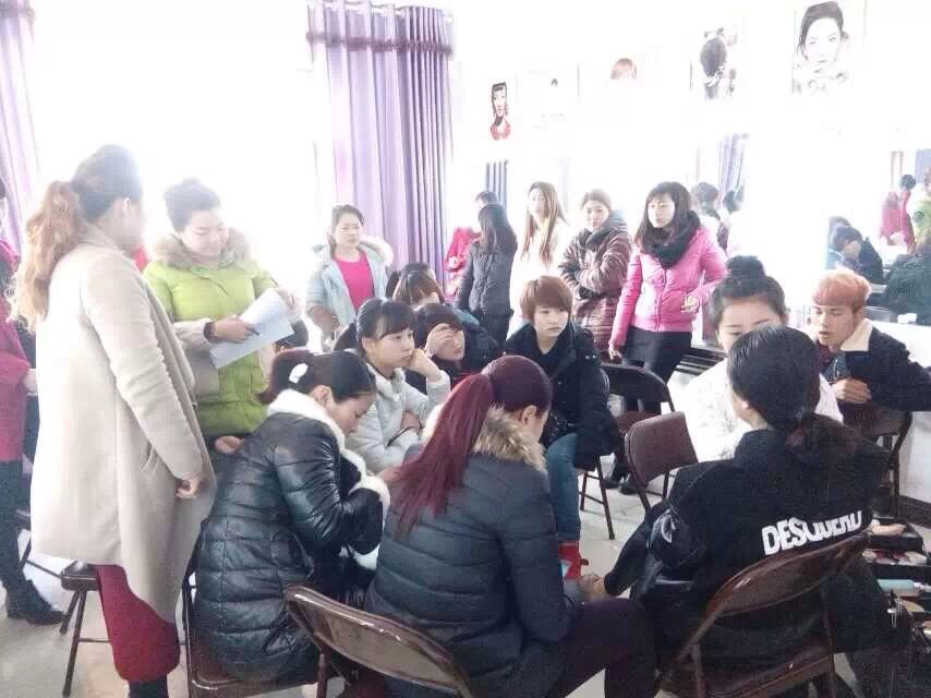 阜陽彩妝美甲培訓學校數哪家教的細心？都說阜陽汝老師化妝學校好