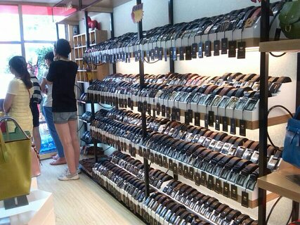 有信譽度的福州gd烤漆展柜加工廠當屬美尼佳展柜 福州箱包展柜價格超低