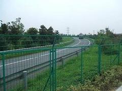 公路隔離柵價格：靠譜的公路兩旁護(hù)欄網(wǎng)供應(yīng)商有哪家