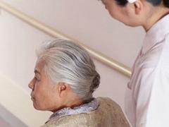 藻露堂中醫(yī)醫(yī)院_專業(yè)老年性白發(fā)zl機構(gòu)：如何中醫(yī)zl老年性白發(fā)