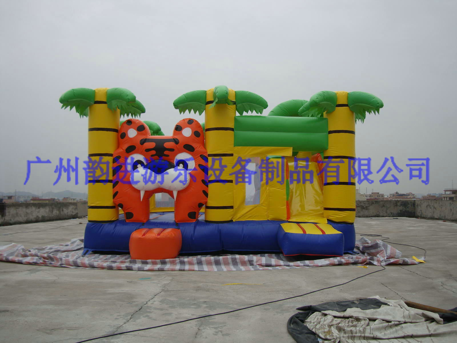充氣蹦床